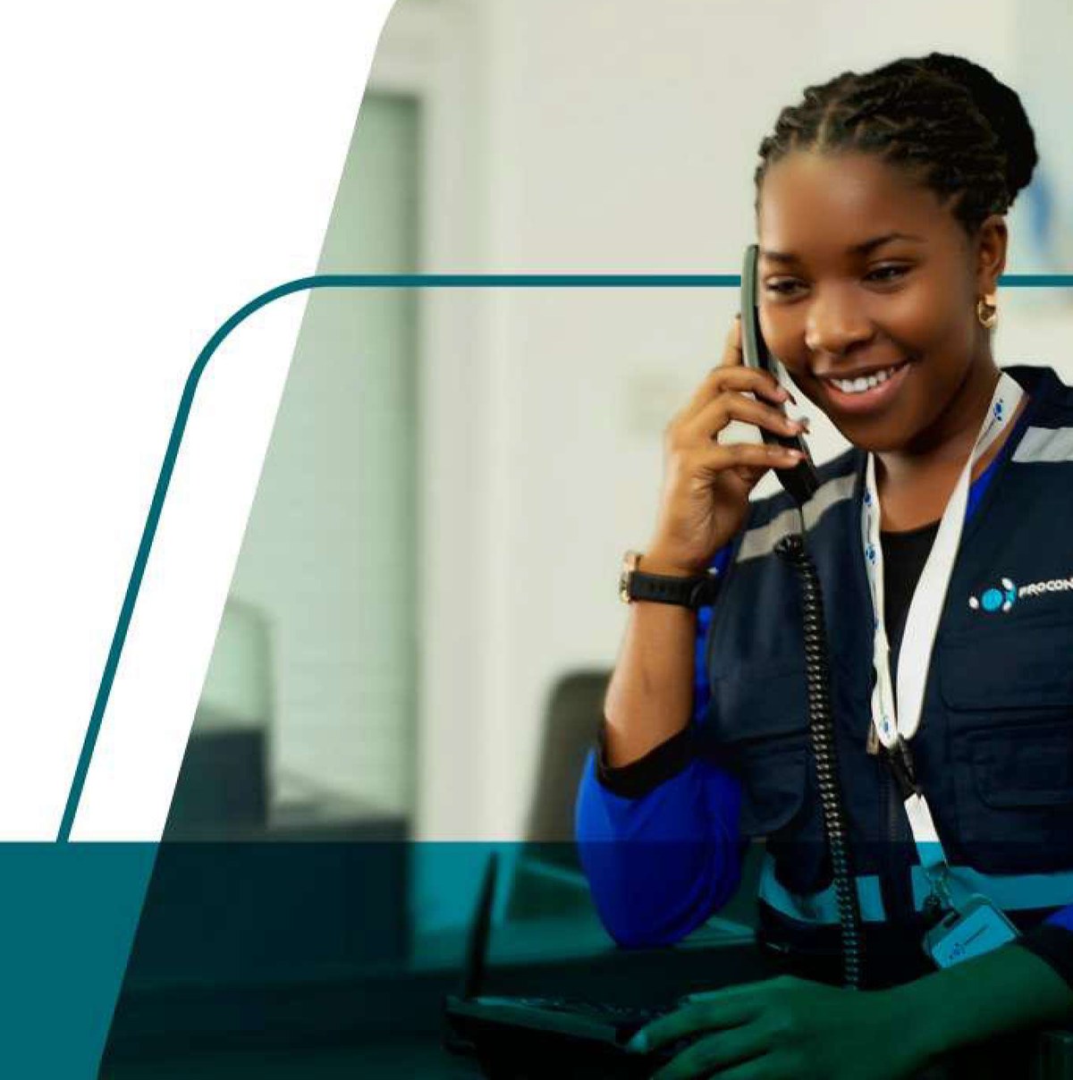 Profissional PROCONNECT ao telefone — coordenação de equipas técnicas